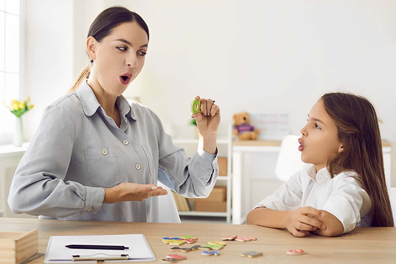 Có nên dạy trẻ chậm nói tại nhà hay cần chuyên gia?