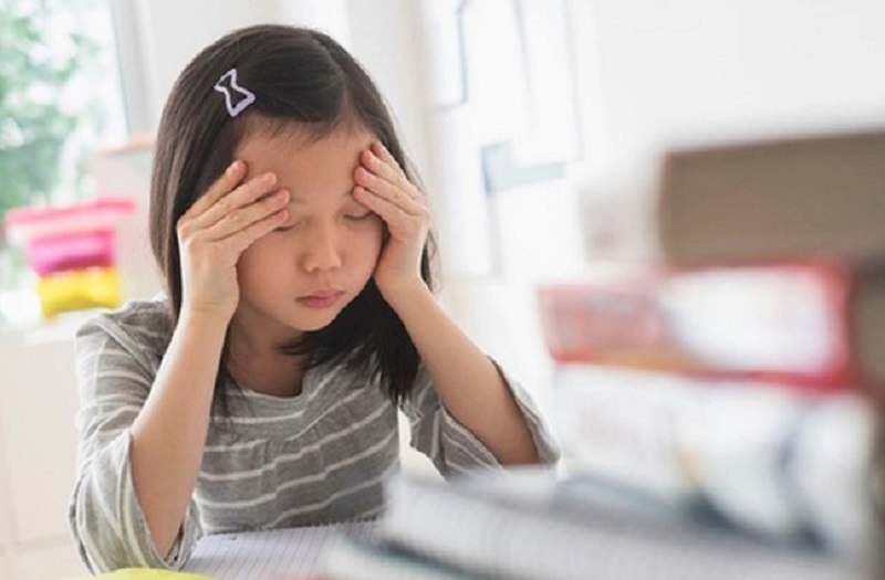 Một trong những khó khăn lớn của tâm lý trẻ lớp 4 là áp lực học tập